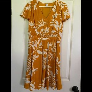 Old Navy Summer Dress in Yellow/Gold with White Floral Pattern in Size Medium